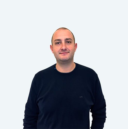 Luca Burini, tecnico ortopedico specializzato nella tecnica PBS per la cura dell'alluce valgo, plantari su misura e solette ortopediche. Riferimento della cura dell'alluce valgo